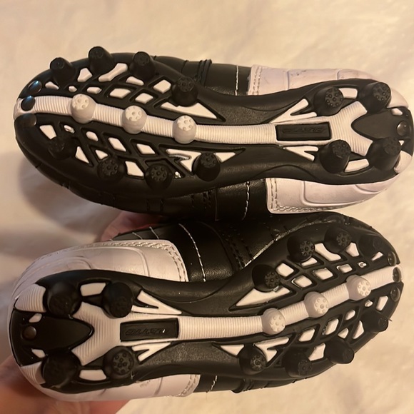 NWT Eletto cleats size 7(y) - Picture 2 of 7